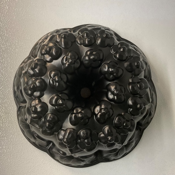 Nordic Ware Violet Flower Bundt Cake Pan Williams Sonoma 10 Cup USA Retired - Picture 4 of 7